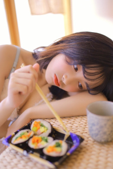 女生在车上拉屎